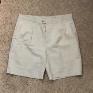 Men’s golf shorts